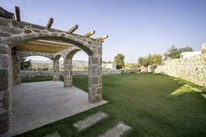 Camera Premium, non fumatori, vista giardino | Area soggiorno | TV LED 40 pollici con canali via cavo, TV