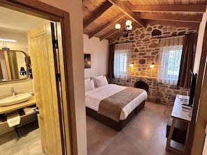 1 bedroom, premium bedding, in-room safe, desk