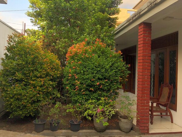 Property grounds - Family friendly 2-Bed house in centrally located place (Sri Jayawardenepura Kotte)
