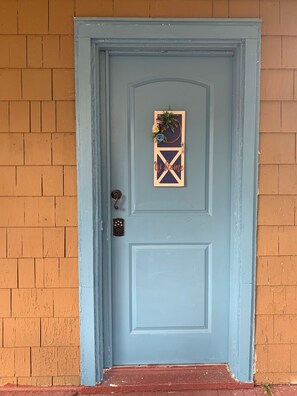 Exterior detail - Budget Spacious townhome with Gigabit Internet (Charlton Heights)