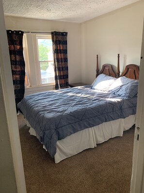 3 bedrooms, desk, iron/ironing board, travel crib - Budget Spacious townhome with Gigabit Internet (Charlton Heights)
