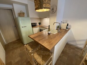 Een koelkast, een microgolfoven, een oven, een kookplaat