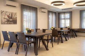 Tägliches Frühstücksbuffet gegen Gebühr
