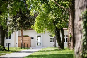 Front of property - Hotel Spitzerberg by bsmart (Hundsheim)