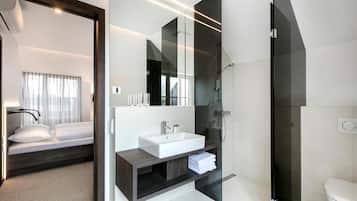 Superior Double Room | Bathroom | Shower, hair dryer, towels, soap