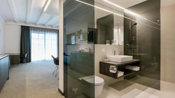 Superior Apartment | Kemudahan bilik mandi | Pancuran mandi, pengering rambut, tuala disediakan, sabun