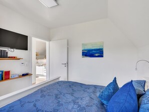 3 bedrooms, desk, internet