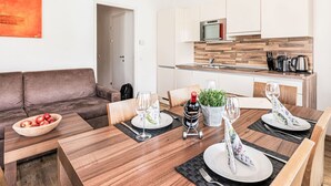 Une cuisine moderne avec des meubles en bois, un four encastré et un four à micro-ondes.