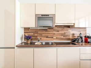 Kühlschrank, Mikrowelle, Ofen, Geschirrspüler