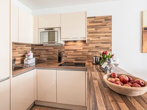 Kühlschrank, Mikrowelle, Ofen, Geschirrspüler