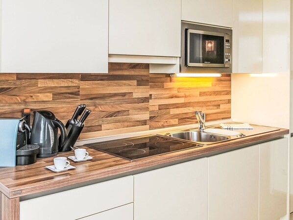 Kühlschrank, Mikrowelle, Ofen, Geschirrspüler