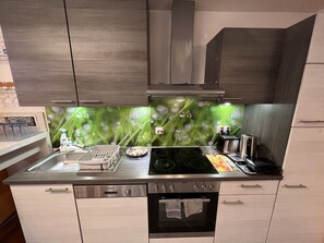 Kühlschrank, Mikrowelle, Ofen, Geschirrspüler