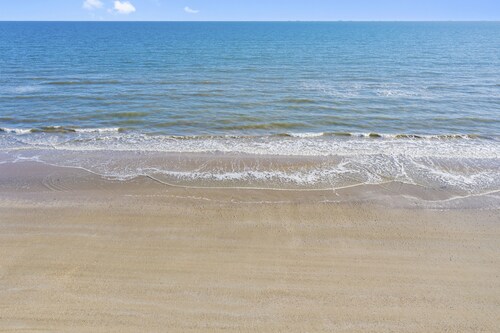 Beach Access, Lux, 6-Person Hot Tub, Pets, Screened Patio, Decks & Games