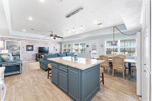 Smart TV, lettore DVD, libri, impianto stereo