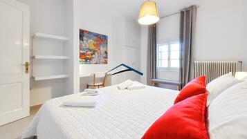 2 Schlafzimmer, Schreibtisch, Bügeleisen/Bügelbrett, Reisekinderbett