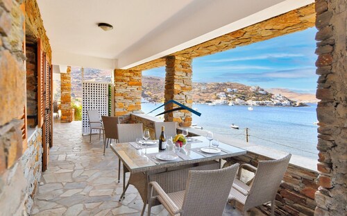 Amazing apartment overlooking the bay of Vourkari.SQ