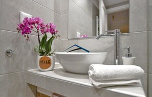 Haartrockner, Handtücher, Seife, Shampoo