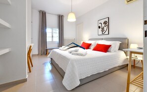 2 Schlafzimmer, Schreibtisch, Bügeleisen/Bügelbrett, Reisekinderbett