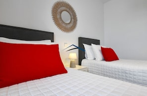 2 habitaciones, escritorio y tabla de planchar con plancha