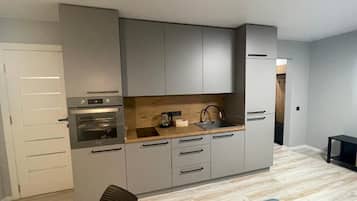 Frigorífico, horno, placa de cocina y hervidor eléctrico