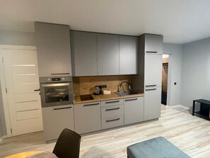 Réfrigérateur, un four, surface de cuisson, bouilloire électrique