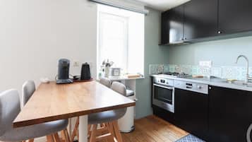 Een koelkast, een microgolfoven, een oven, een kookplaat