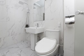 Shower, rainfall showerhead, free toiletries, hair dryer - CentroStay (Incheon)