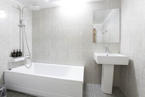 Premier Double Styler Room | Bad | Dusj, regndusjhode, toalettartikler (inkludert) og hårføner