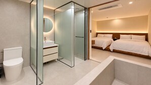 Ein modernes Badezimmer mit Toilette, Waschbecken und einer Duschkabine.