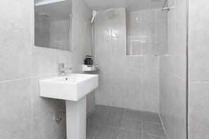 Premier Double Massage Chair Room | Salle de bain | Douche, douche à « effet pluie », articles de toilette gratuits
