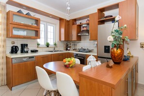 Batterie de cuisine, vaisselle et ustensiles