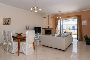 TV - Central Penthouse in quiet neighborhood near sandy beach (Χανιά)