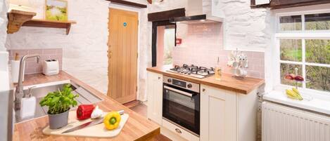 Kjøleskap, mikrobølgeovn, ovn og kokeplater