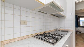 Apartamento família, vários quartos, 2 banheiros (Piazzetta Casa Ambrosia 50m From The) | Cozinha privada | Geladeira, cooktop, lava-louças, cafeteira/chaleira