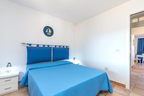 Appartement Familial, 1 chambre, 2 salles de bains (Piazzetta Casa Ambrosia 50m From The) | 1 chambre, fer et planche à repasser, draps fournis