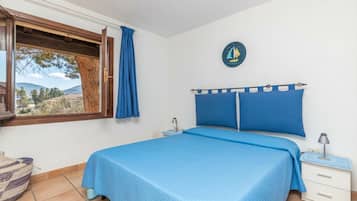 Family Apartment, Multiple Bedrooms, 2 Bathrooms (Piazzetta Casa Ambrosia 50m From The) | 1 bilik tidur, seterika/papan seterika, cadar katil