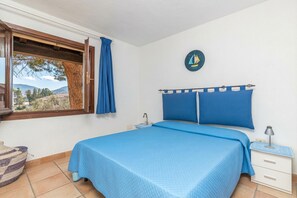 Familienapartment, Mehrere Schlafzimmer, 2 Bäder (Piazzetta Casa Ambrosia 50m From The) | 1 Schlafzimmer, Bügeleisen/Bügelbrett, Bettwäsche