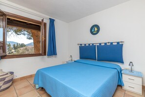 Apartamento familiar, varias habitaciones, 2 baños (Piazzetta Casa Ambrosia 50m From The) | 1 dormitorio, tabla de planchar con plancha, ropa de cama