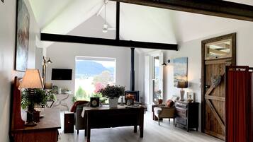 Smart TV, fireplace