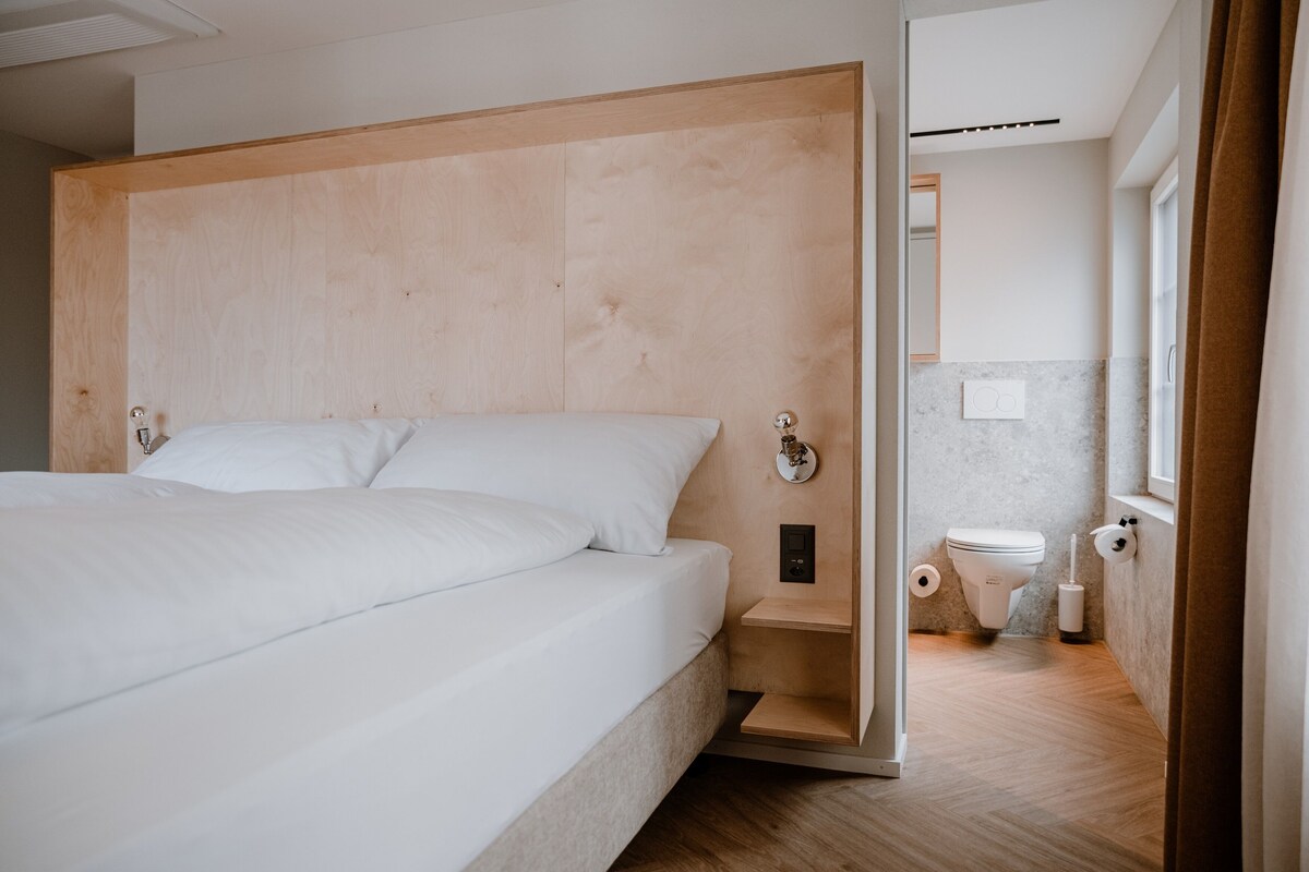Hypo-allergenic bedding available, laptop workspace, WiFi (free)