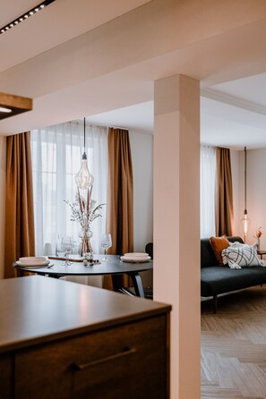 Leilighet – standard | Allergitestet sengetøy, individuelt dekorert og skrivebord for bærbar PC