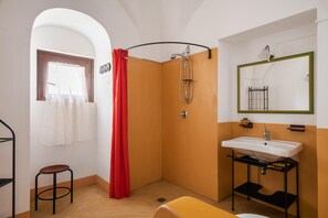 Dusche, Haartrockner, Bidet, Handtücher