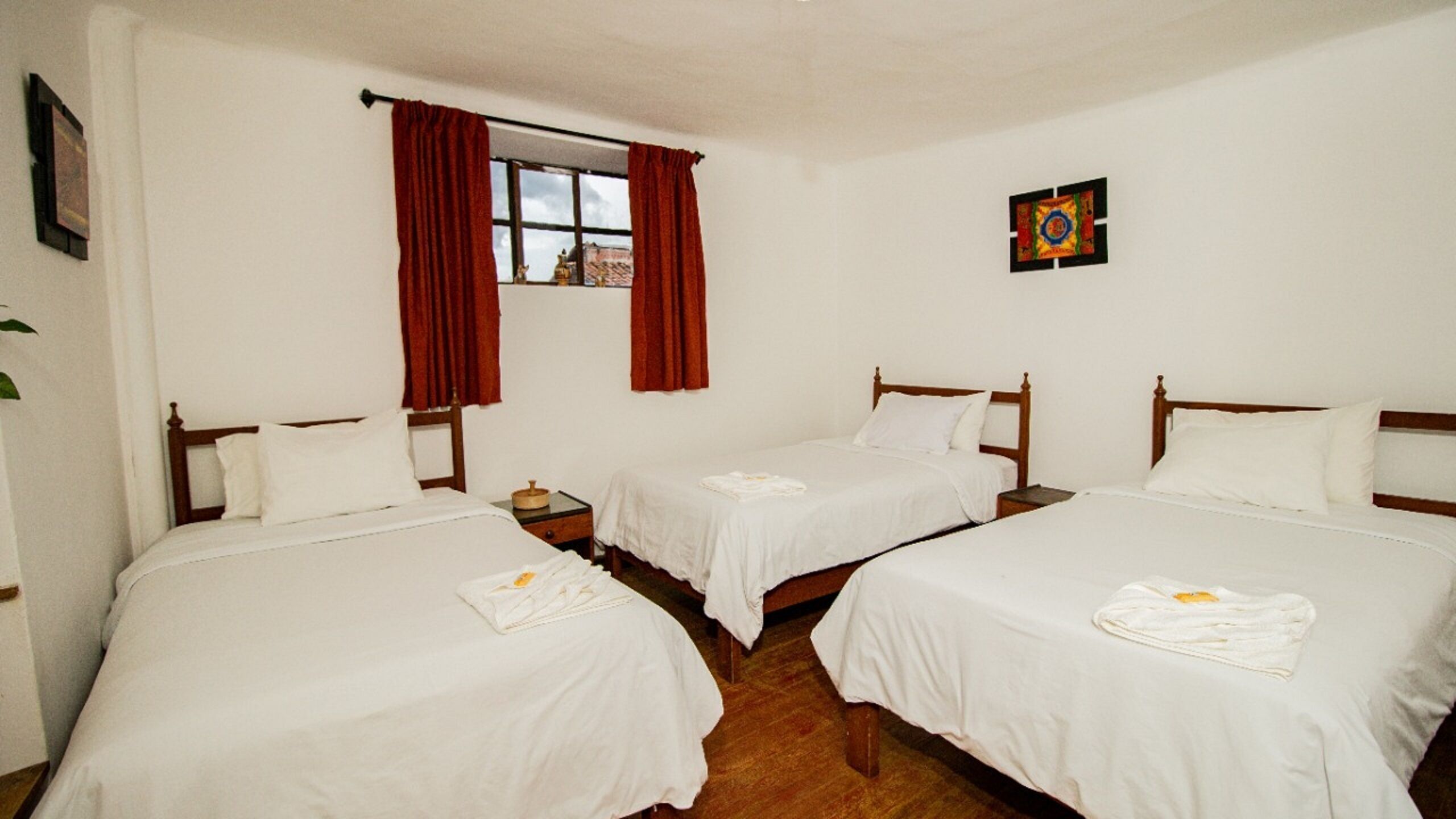 Escritorio, wifi gratis y ropa de cama 