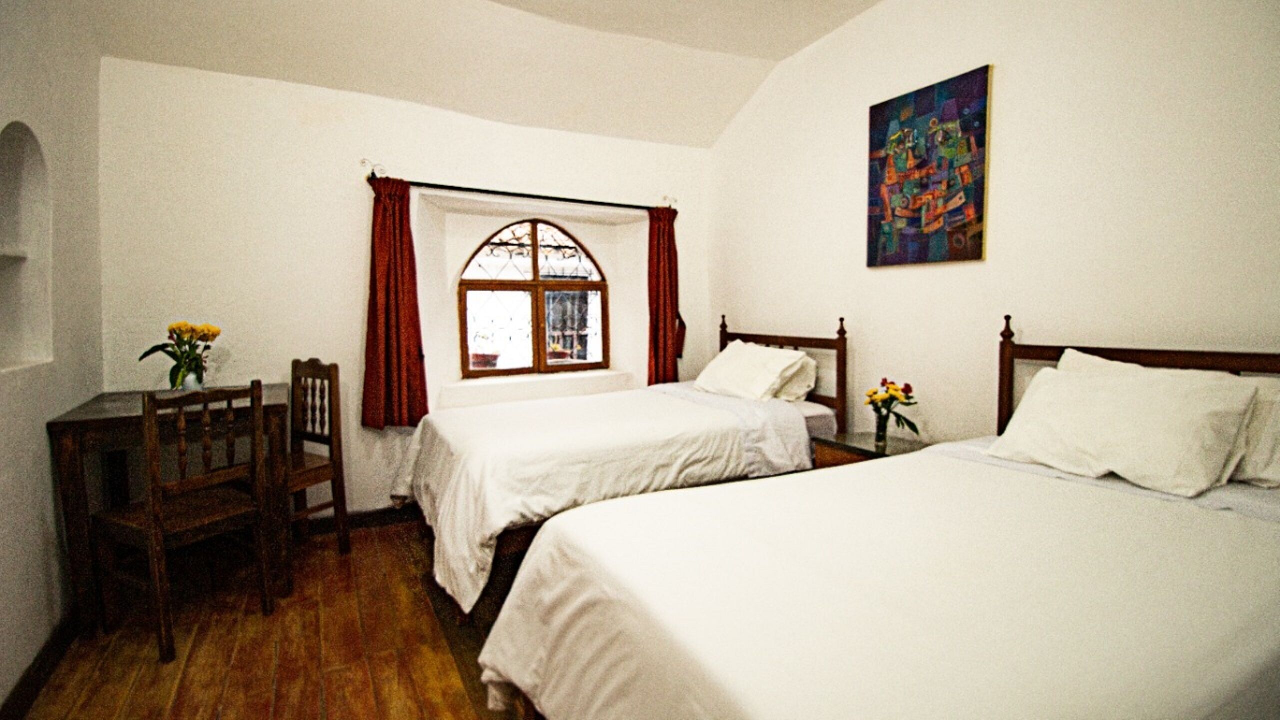 Escritorio, wifi gratis y ropa de cama 
