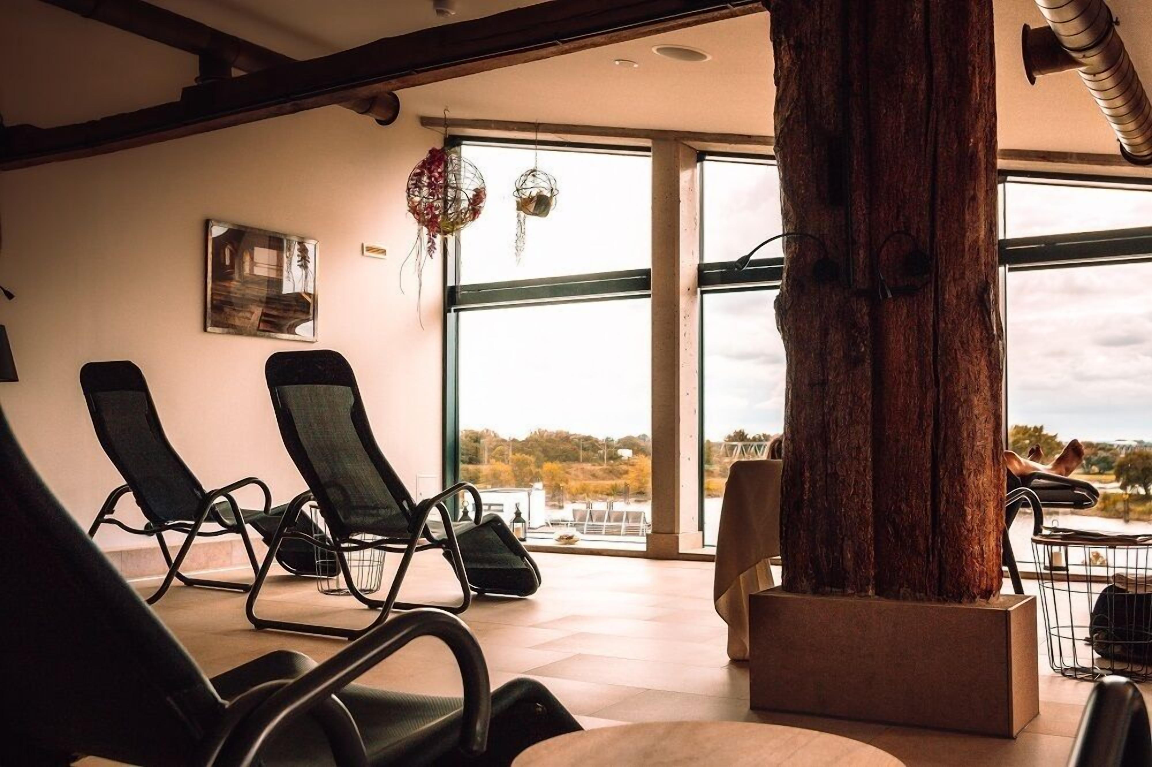 Sauna, steam room, 3 treatment rooms, massages