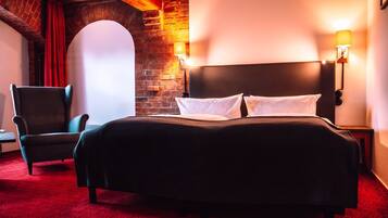 Desk, blackout drapes, free WiFi, bed sheets