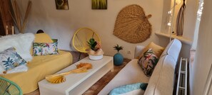 Televisión, chimenea, tenis de mesa y libros 