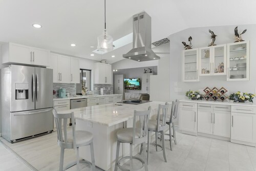 Stunning 1+ acre Paradise Cove Villa