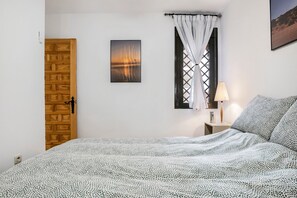 2 chambres, fer et planche à repasser, Wi-Fi gratuit, draps fournis