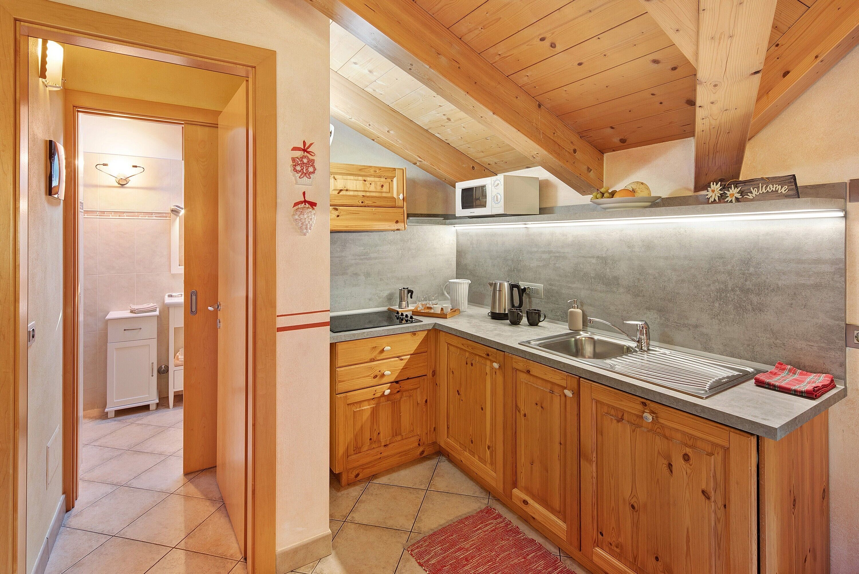 Jääkaappi, mikroaaltouuni, liesi, astianpesukone